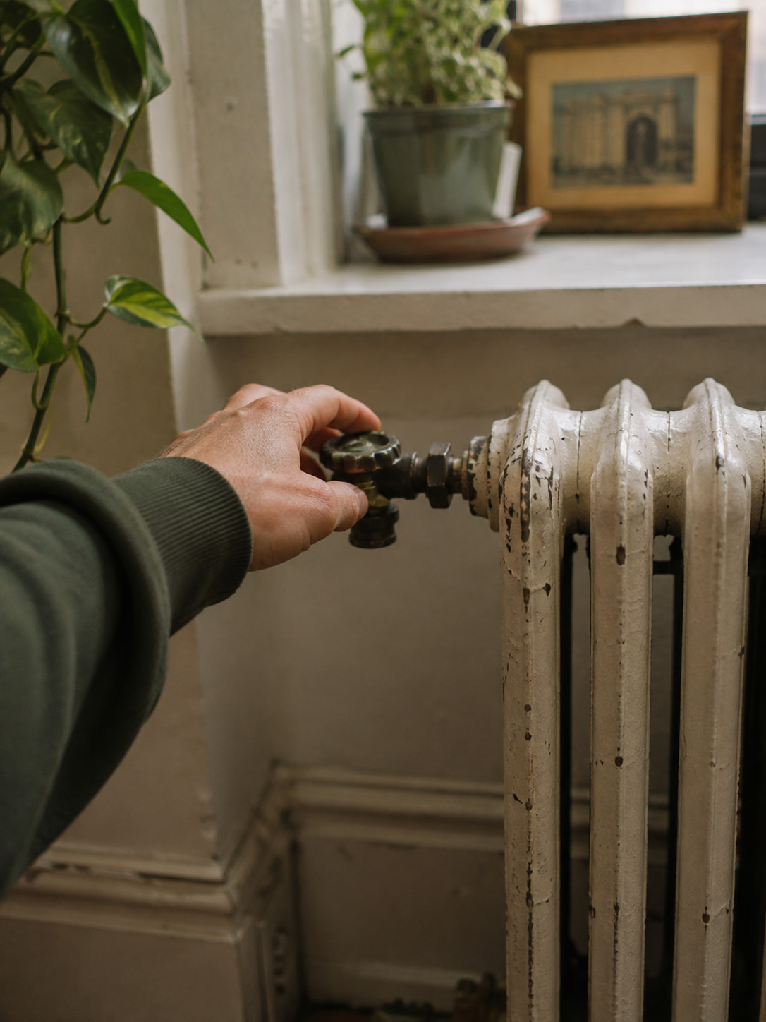 Hand adjusting a radiator valve